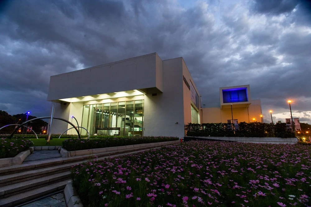 陳慧嶠，《預許之地》，2018，裝置：波斯菊、不鏽鋼鞦韆、雷射光、LED燈， 現地製作於北美館廣場「讓我們穿透魔鏡，迎向新世界！」。-圖片